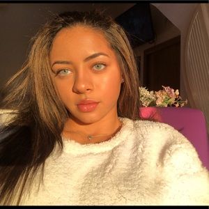 Meet your Posher, Nadia